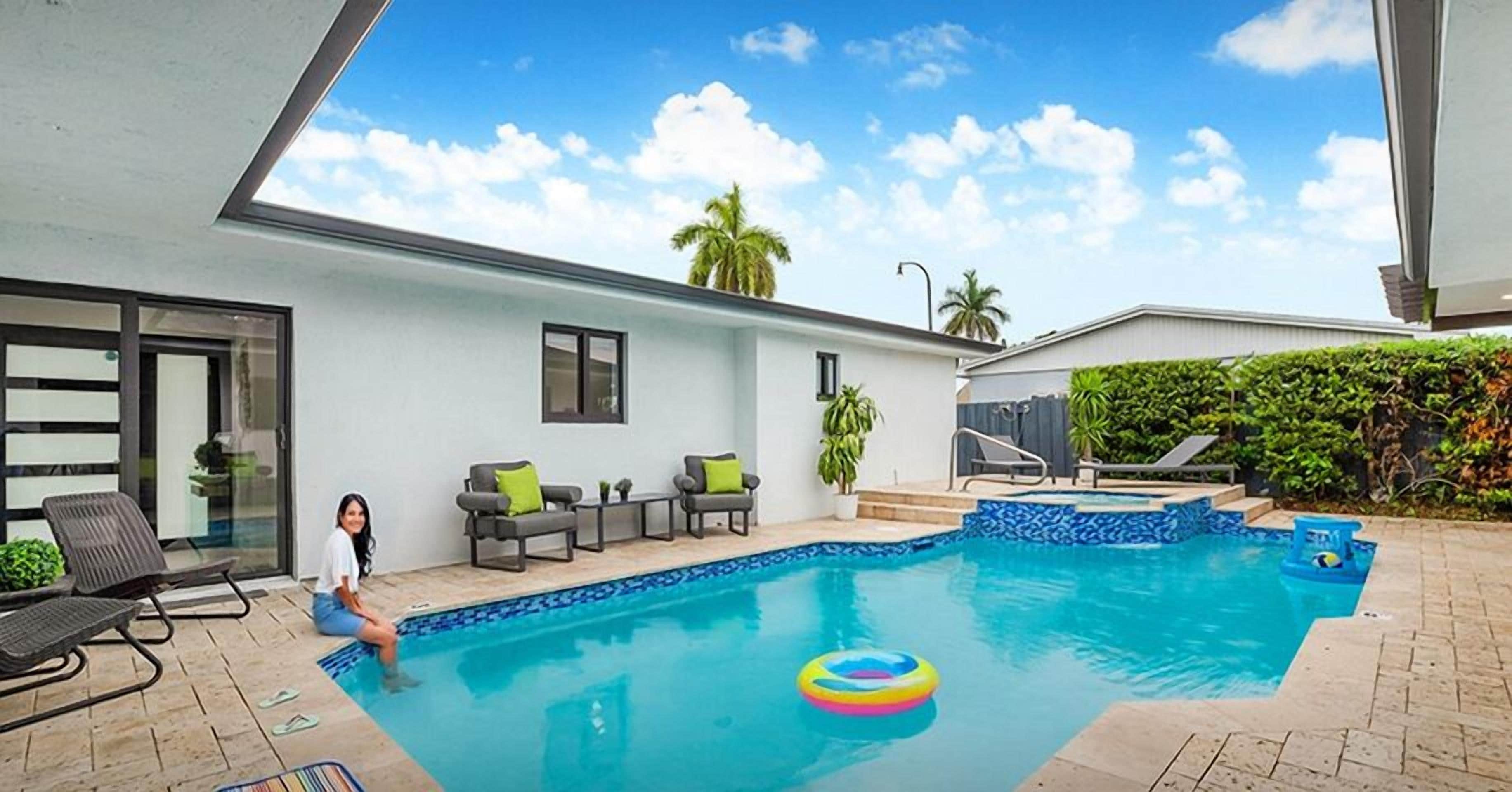 Heated pool/Jacuzzi/BBQ/Pool table/Basketball court/Pool table