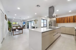 Réfrigérateur, four à micro-ondes, un four, surface de cuisson