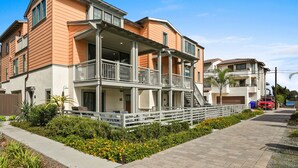 Um edifício residencial de vários andares com varanda coberta e varandas.