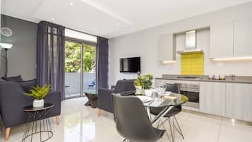 Apartamento Deluxe, 2 habitaciones, no fumadores | Servicio de comidas en la habitación