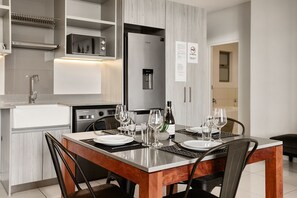 Executive-Apartment | Eigene Küche | Großer Kühlschrank, Mikrowelle, Ofen, Geschirrspüler