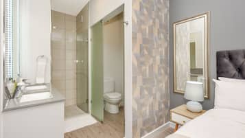 Apartamento Deluxe, 2 habitaciones, no fumadores | Baño | Cabezal de ducha tipo lluvia, secador de pelo, toallas y champú