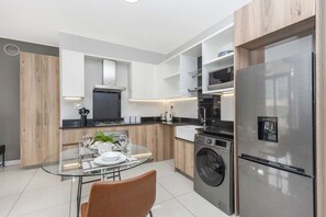 Căn hộ Exclusive | Bếp riêng | Tủ lạnh, lò vi sóng, lò nướng, máy rửa bát