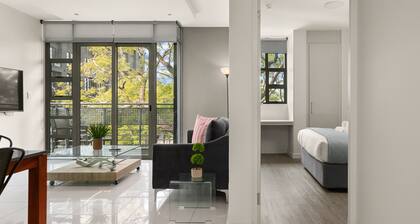 Easy Stay - The Median