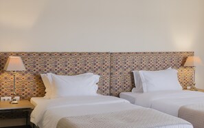 Quarto casal ou duplo luxo, 1 quarto, vista para a cidade | Frigobar, cofres nos quartos, individualmente mobiliados, escrivaninha