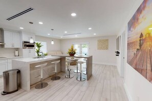 Fridge, microwave, oven, stovetop - Central Miami Stay • Near Airport & Calle 8 / Pool (Miami)