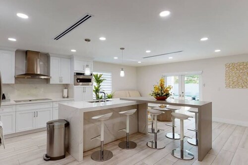 Central Miami Stay • Near Airport & Calle 8 • Pool