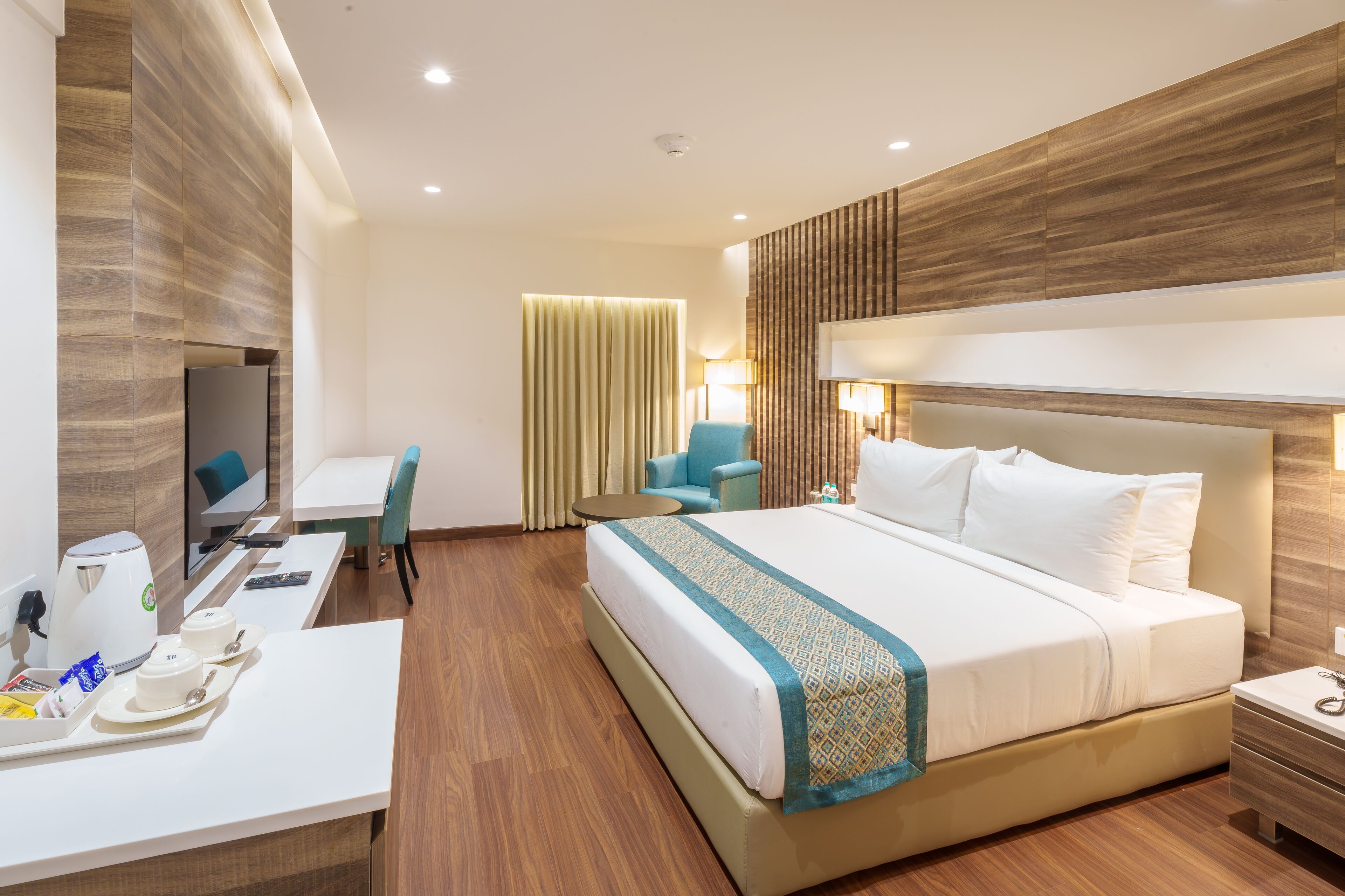 Executive Twin Room, Non Smoking | Memory foam beds, minibar (free items), in-room safe, desk