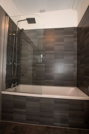 Classic Double Room | Bathroom | Shower, towels