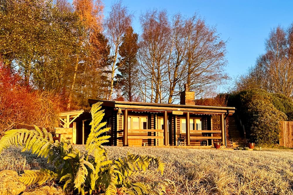 WHITEMOOR LODGE, pet friendly, with open fire in Salterforth