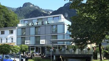 Vista frontal de la propiedad