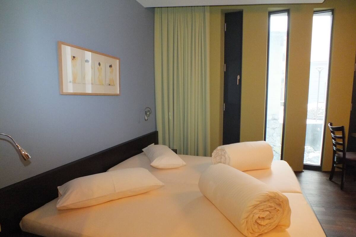 Chambre Double Confort, réfrigérateur, rez-de-chaussée | Literie hypoallergénique, coffres-forts dans les chambres, bureau