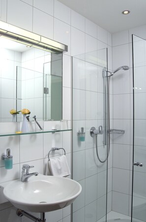 Shower, hair dryer, heated floors, towels - Business Hotel Valerian (Hohenems)