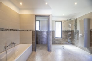 Combined shower/tub