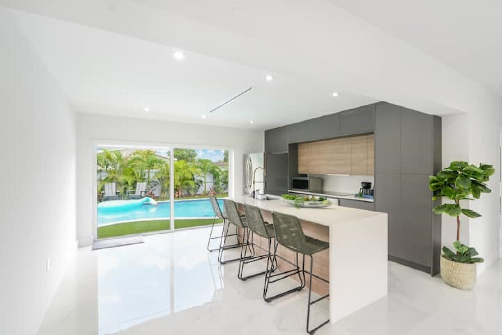 Jääkaappi, mikroaaltouuni, uuni, liesi