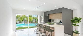 Miami Magic Retreat w/Playground/BBQ/Pool & Sports