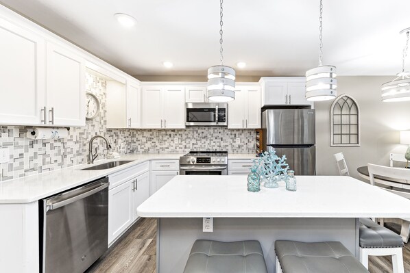 Signature-huoneisto, 2 makuuhuonetta, parveke, osittainen valtamerinäköala | Yksityinen keittiö | Jääkaappi, mikroaaltouuni, uuni, liesi