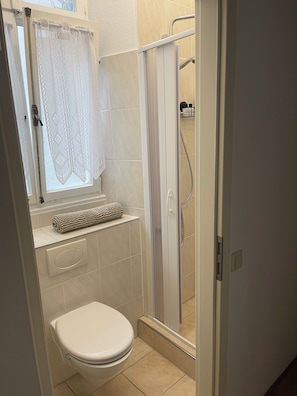 Doccia, asciugacapelli, asciugamani, sapone