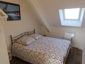 2 chambres, fer et planche à repasser, draps fournis