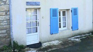 A building with a sign reading "Tuileries Cottage." - Fisherman's cottage (Île-d'Arz)