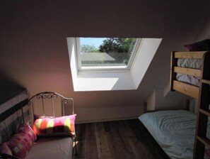2 habitaciones, tabla de planchar con plancha y ropa de cama 