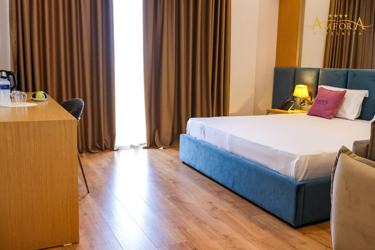 Deluxe Double Room | Gebar bulu kapas, bar mini, meja, kalis bunyi 