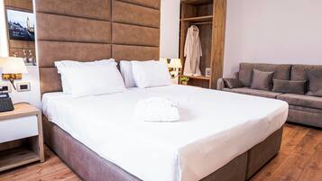 Kahden hengen perushuone (yksi tai kaksi sänkyä) | Minibaari, työpöytä, ilmainen Wi-Fi, vuodevaatteet