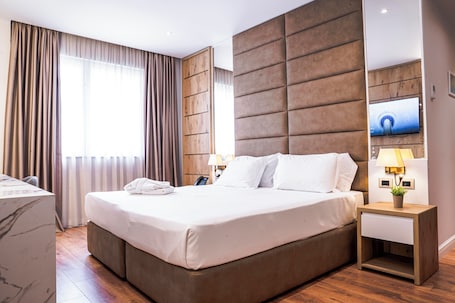 Cubrecamas, minibar, escritorio y sistema de insonorización . Hotel Amfora