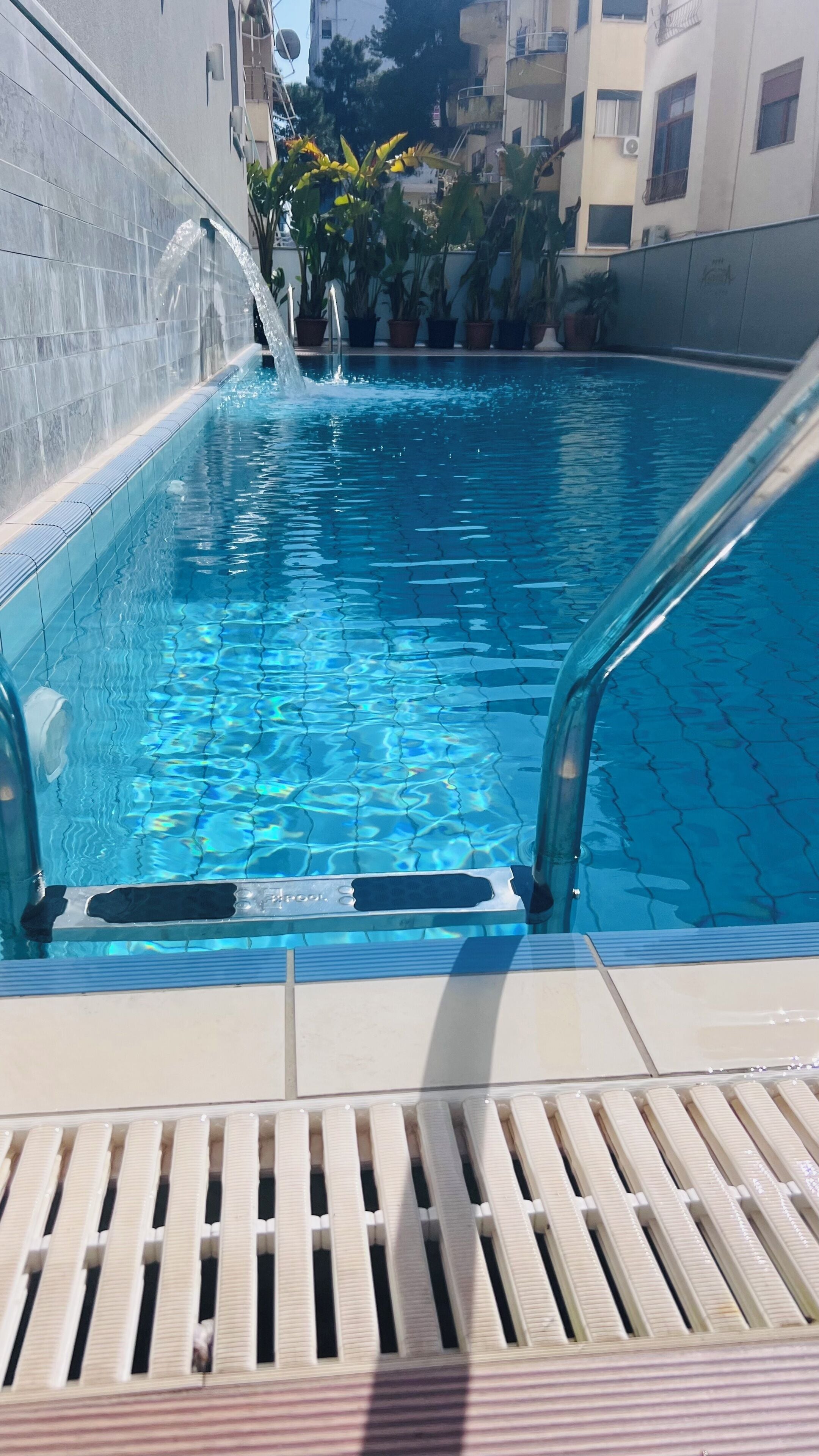 Una piscina al aire libre de temporada