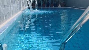 Una piscina al aire libre de temporada