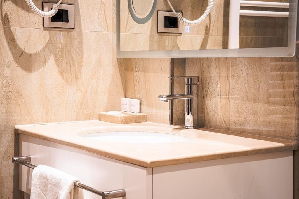 Basic Double or Twin Room | Bathroom | Shower, rainfall showerhead, hair dryer, towels