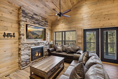 Brand New 3 BR w/ Hot Tub, WiFi, Pool Table and Secluded--Free Dollywood Tickets
