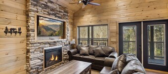 Brand New 3 BR w/ Hot Tub, WiFi, Pool Table and Secluded--Free Dollywood Tickets