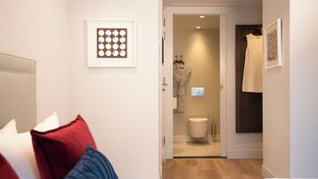 Superior Double Room | Bathroom | Shower, free toiletries, slippers, towels