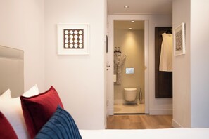 Superior-Doppelzimmer | Badezimmer | Dusche, kostenlose Toilettenartikel, Hausschuhe, Handtücher