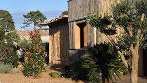 A wooden building with a sloped roof and a window. - Casa di Leccia, Superb villa close to the beach, private swimming pool (Lecci)