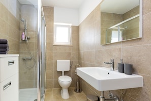 Doccia, asciugacapelli, bidet, asciugamani