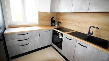 Frigorifero, microonde, forno, piano cottura