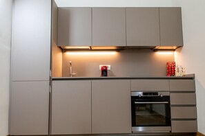 Kjøleskap, ovn, kokeplater og oppvaskmaskin