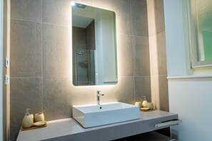 Shower, free toiletries, hair dryer, slippers - Il Bosco Segreto, where magic and history come together (Torino)