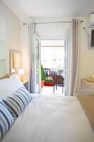 Cortinas blackout, tabla de planchar con plancha y wifi gratis 