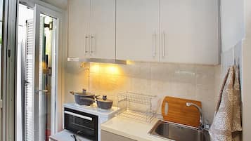 City Studio | Private kitchen | Fridge, oven, stovetop, coffee/tea maker