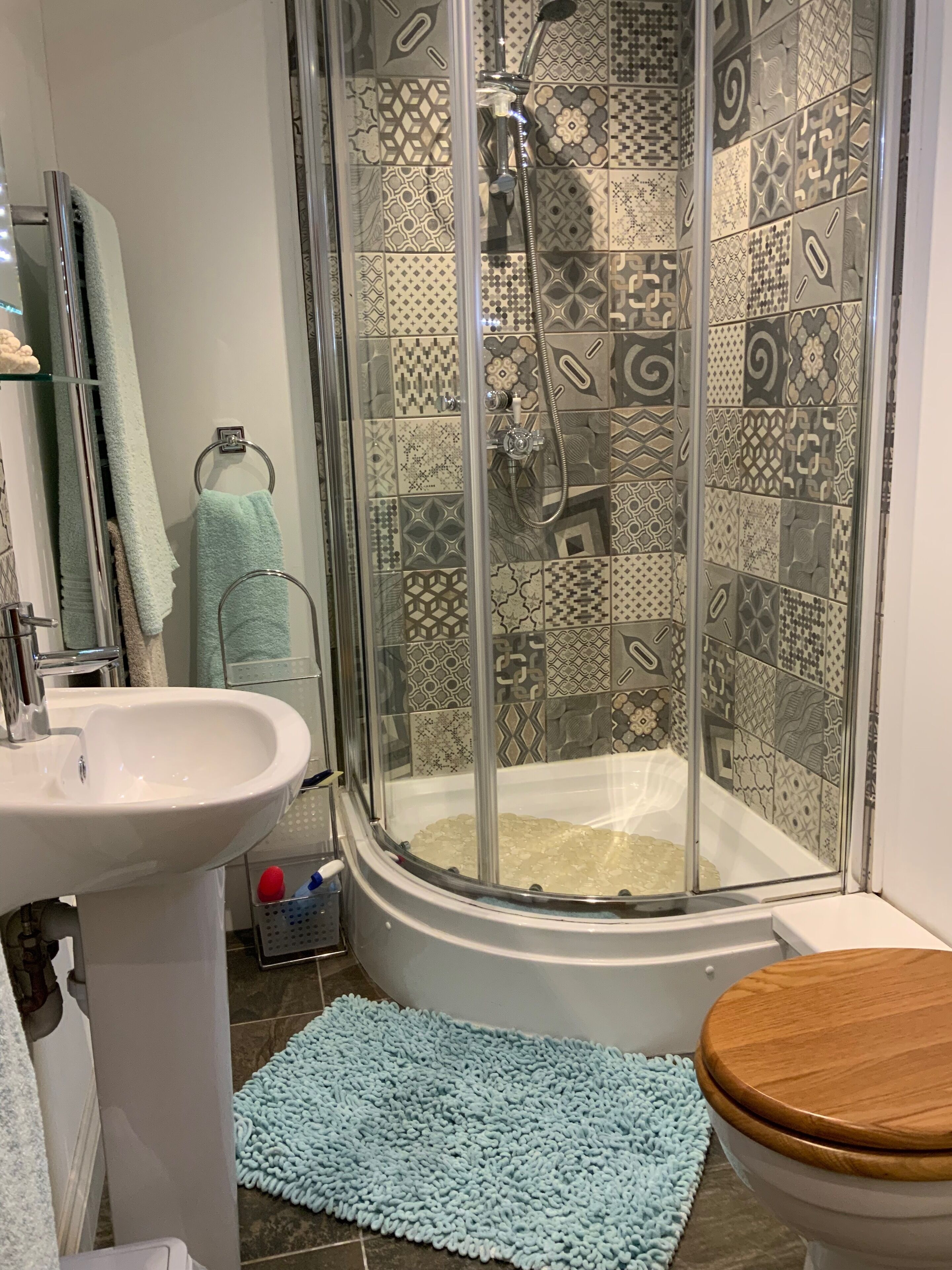 Douche, sèche-cheveux, serviettes fournies, savon