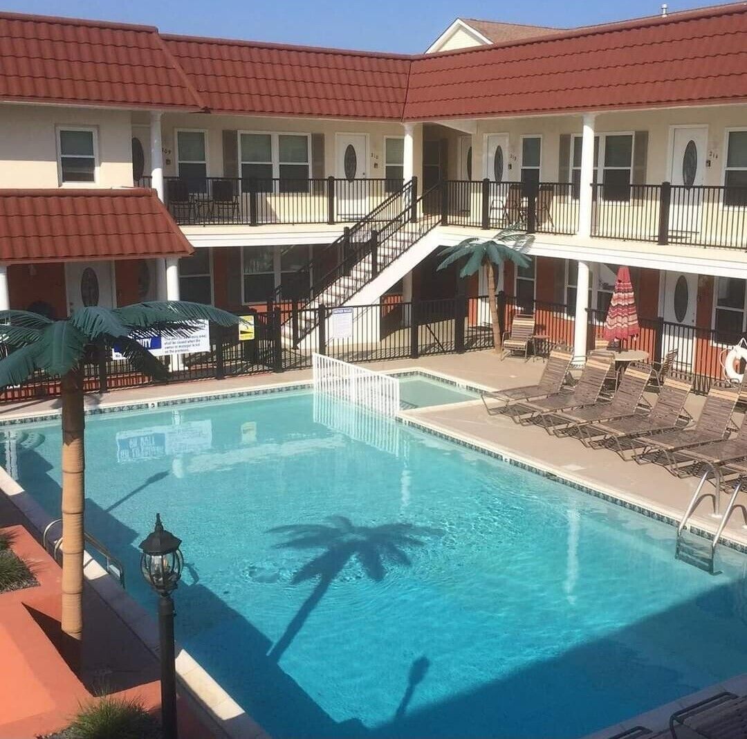 Beautiful condo - one block from the beach!