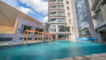 室外游泳池,免费小屋,日光浴躺椅