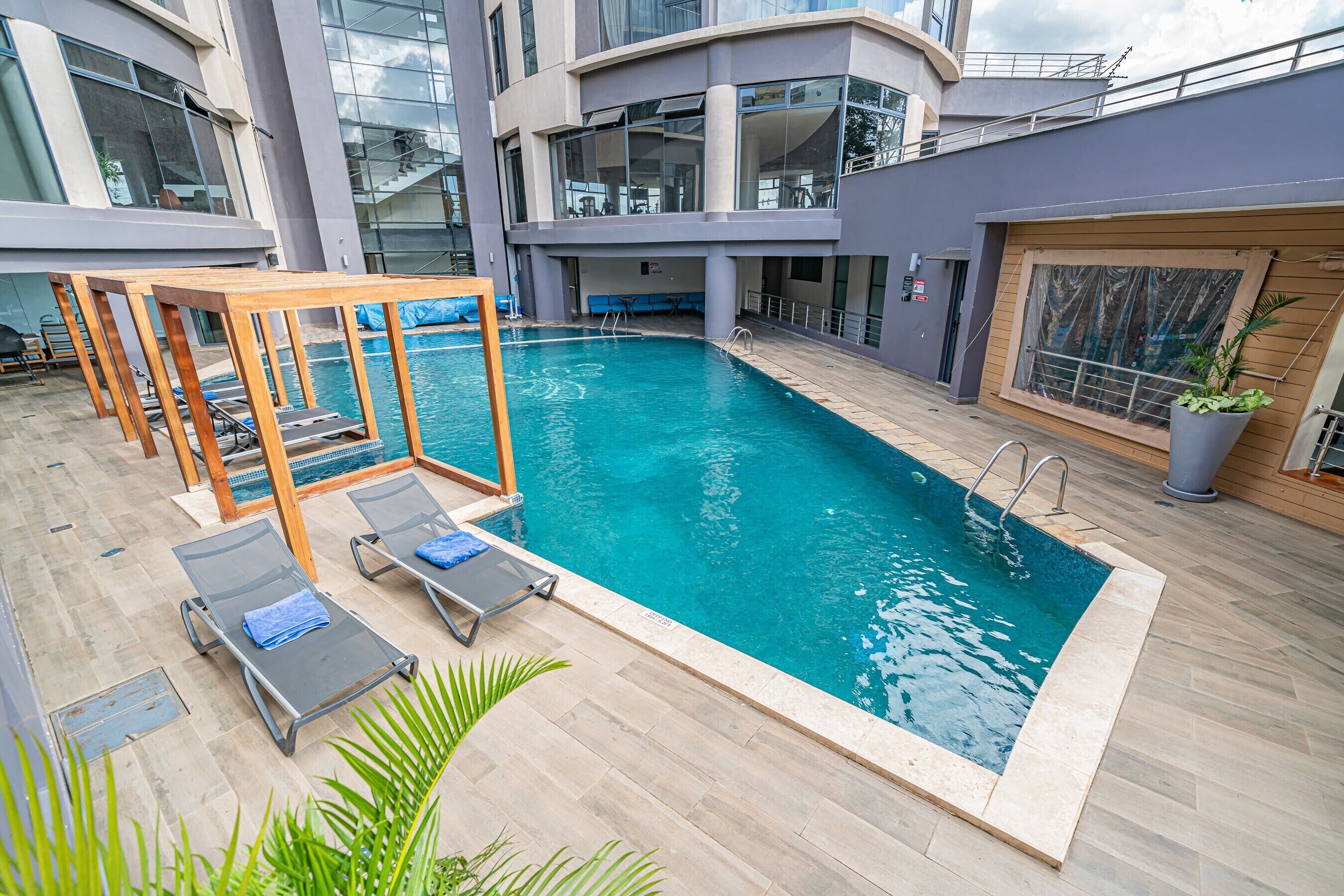 Outdoor pool, free cabanas, sun loungers