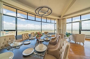 Premium Suite | In-room dining