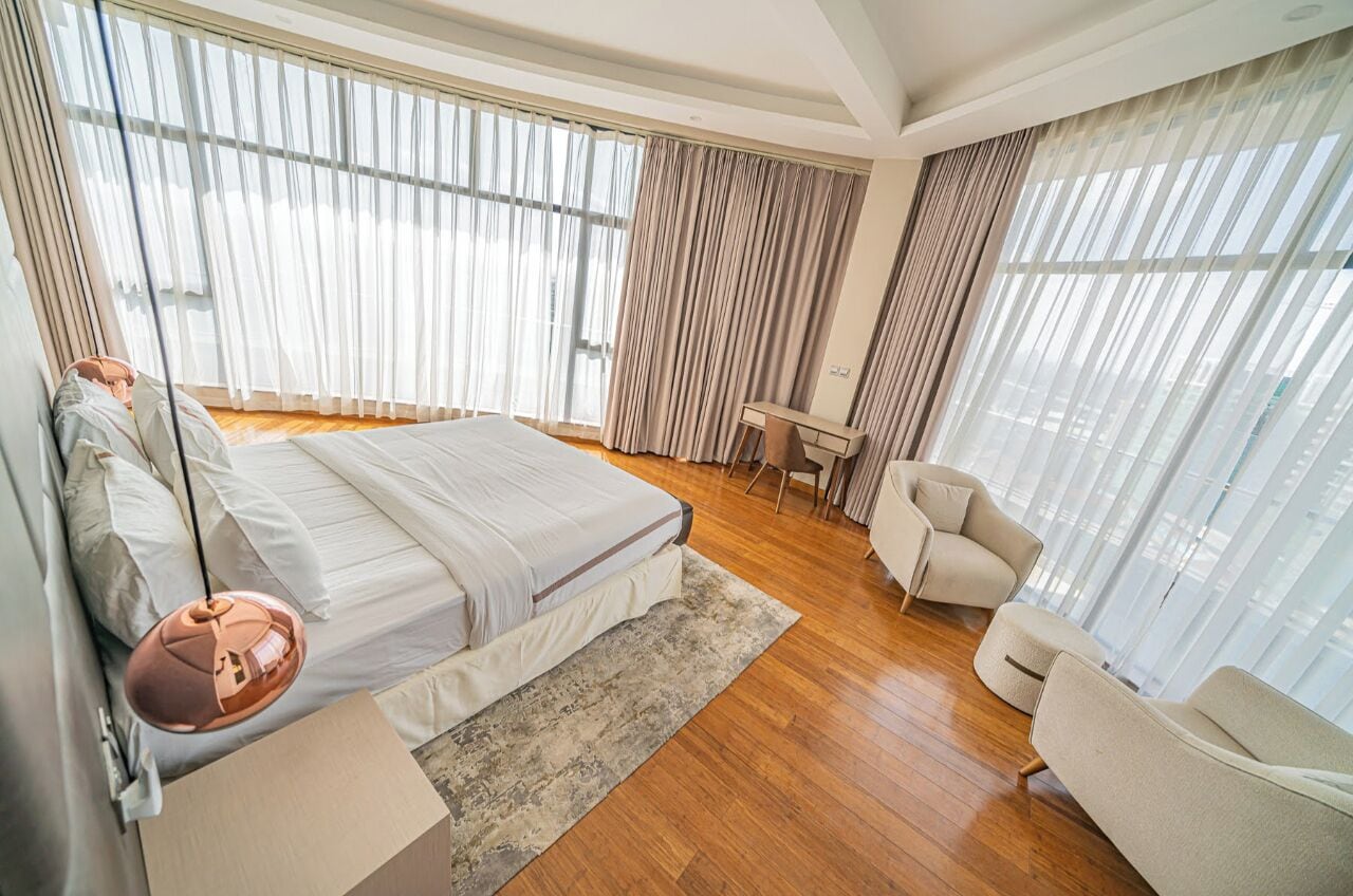 Ein modernes Hotelzimmer mit einem großen Bett, einem Schreibtisch und einem Stuhl.