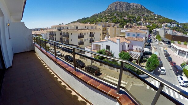 A balcony with a view of a town, a mountain, and parked cars. - Estartit Trill EOLO (L'Estartit)