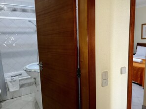 Combined shower/tub, bidet, towels, toilet paper